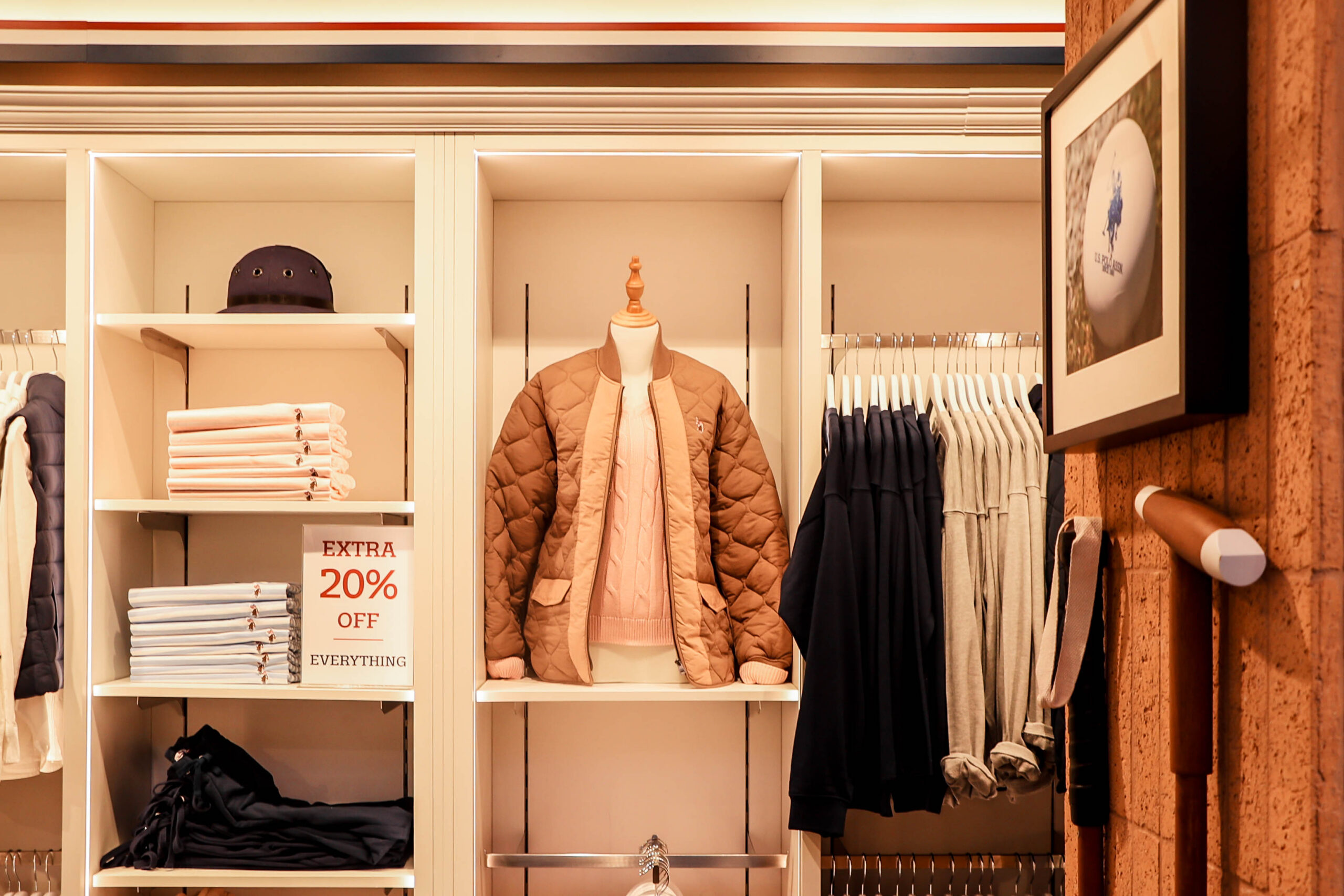 USPA ECQ Outlet Mannequin Merchandised